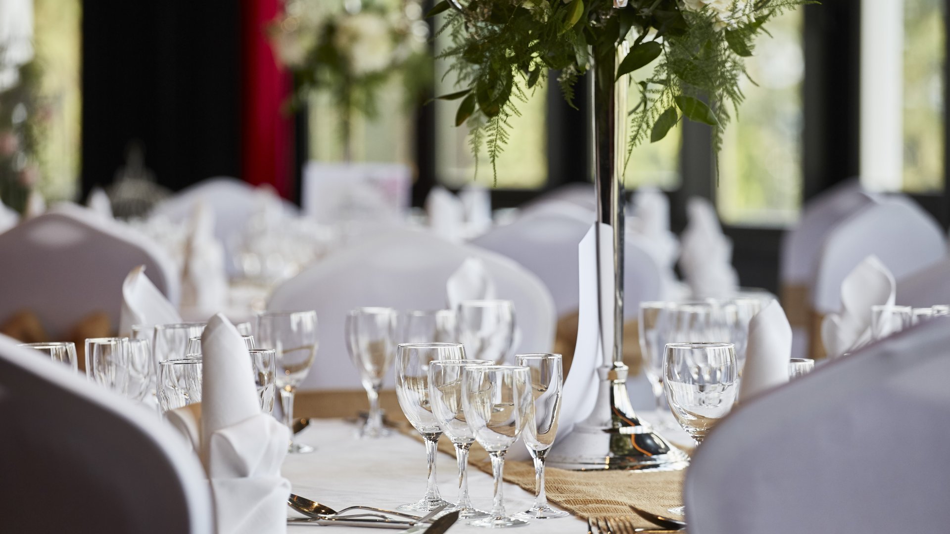 Salle de réception du casino de Saint-Galmier avec des tables dressées élégamment
